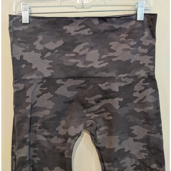 Spanx Look At Me Now Seamless Crop Leggings in Camo 1X - Picture 3 of 5